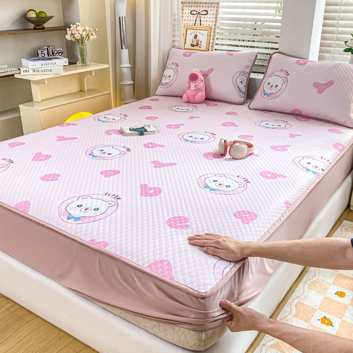 91家纺网 家纺一手货源 找家纺 慕梵家居 2025新款冰豆豆数码印花圆网凉席款凉席席子三件套 字母熊