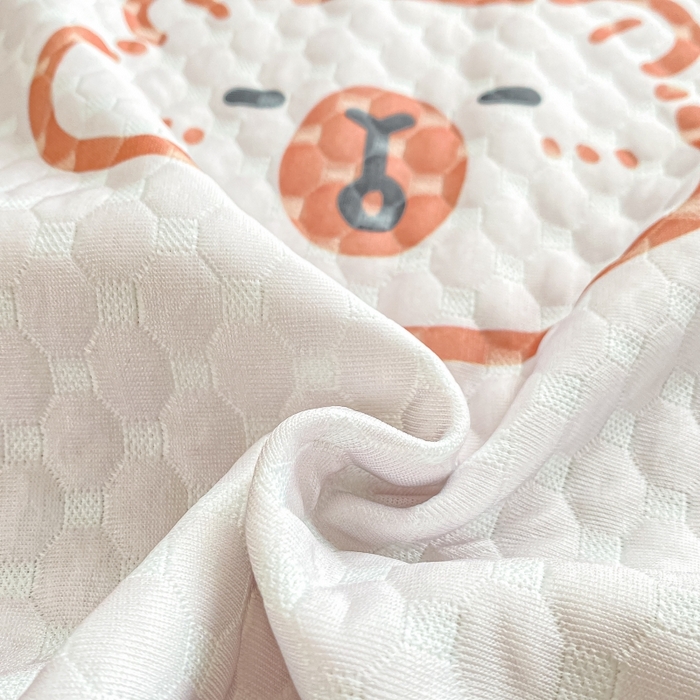 91家纺网 家纺一手货源 找家纺 慕梵家居 2025新款冰豆豆数码印花圆网凉席款凉席席子三件套 小棕熊