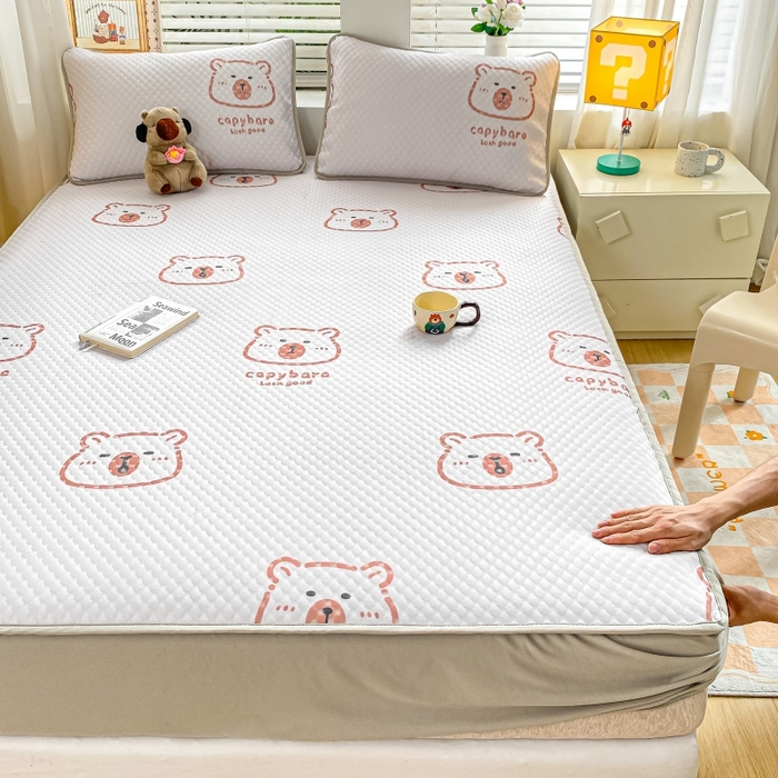 91家纺网 家纺一手货源 找家纺 慕梵家居 2025新款冰豆豆数码印花圆网凉席款凉席席子三件套 小棕熊