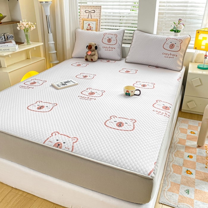 91家纺网 家纺一手货源 找家纺 慕梵家居 2025新款冰豆豆数码印花圆网凉席款凉席席子三件套 小棕熊