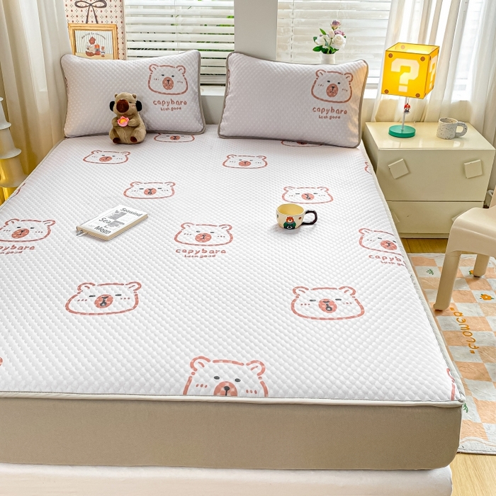 91家纺网 家纺一手货源 找家纺 慕梵家居 2025新款冰豆豆数码印花圆网凉席款凉席席子三件套 小棕熊