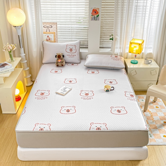 91家纺网 家纺一手货源 找家纺 慕梵家居 2025新款冰豆豆数码印花圆网凉席款凉席席子三件套 小棕熊