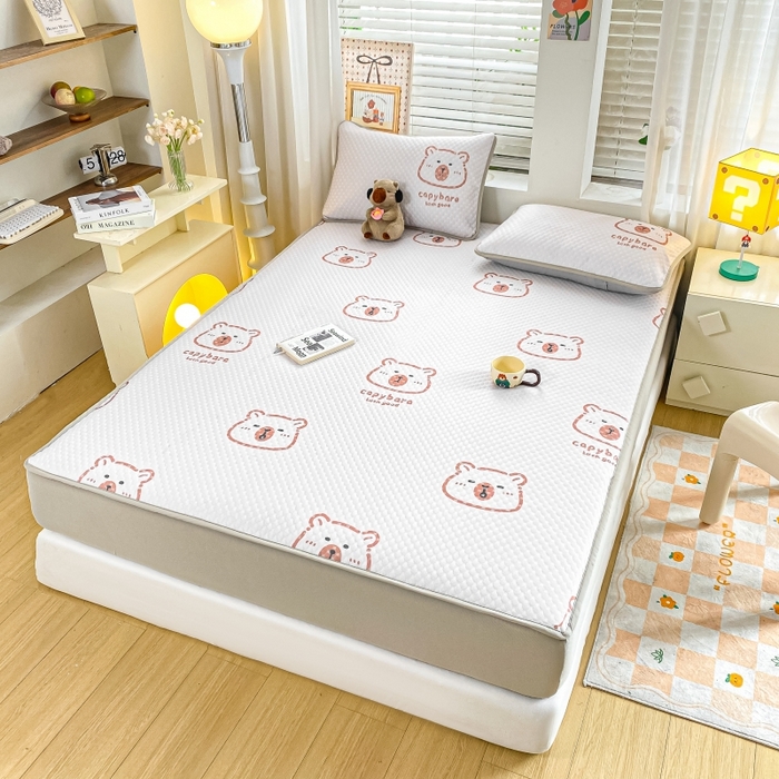 91家纺网 家纺一手货源 找家纺 慕梵家居 2025新款冰豆豆数码印花圆网凉席款凉席席子三件套 小棕熊