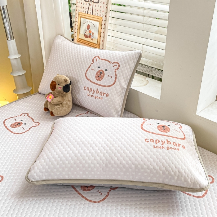 91家纺网 家纺一手货源 找家纺 慕梵家居 2025新款冰豆豆数码印花圆网凉席款凉席席子三件套 小棕熊