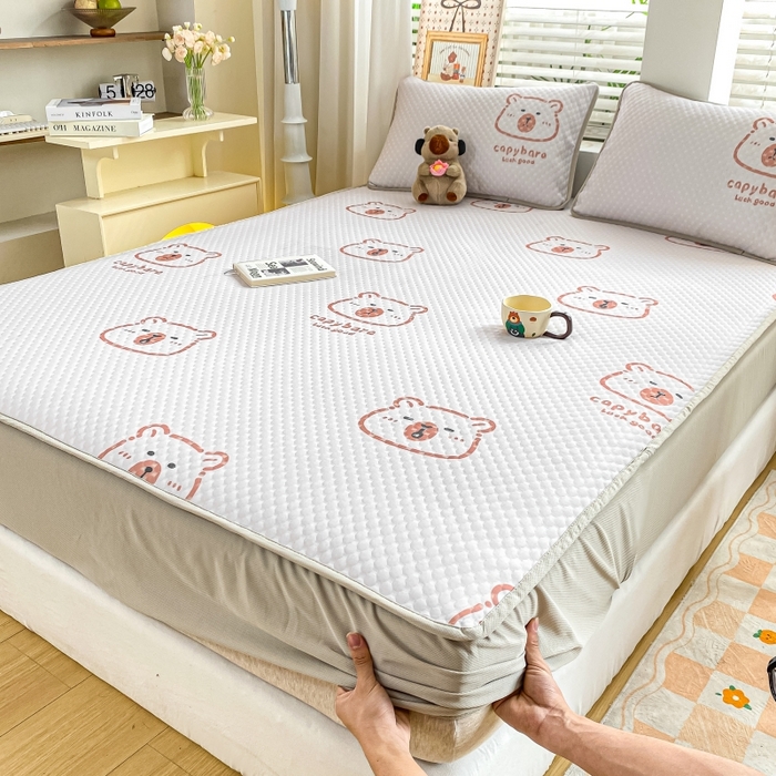 91家纺网 家纺一手货源 找家纺 慕梵家居 2025新款冰豆豆数码印花圆网凉席款凉席席子三件套 小棕熊