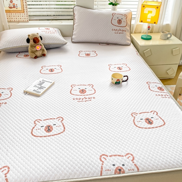 91家纺网 家纺一手货源 找家纺 慕梵家居 2025新款冰豆豆数码印花圆网凉席款凉席席子三件套 小棕熊