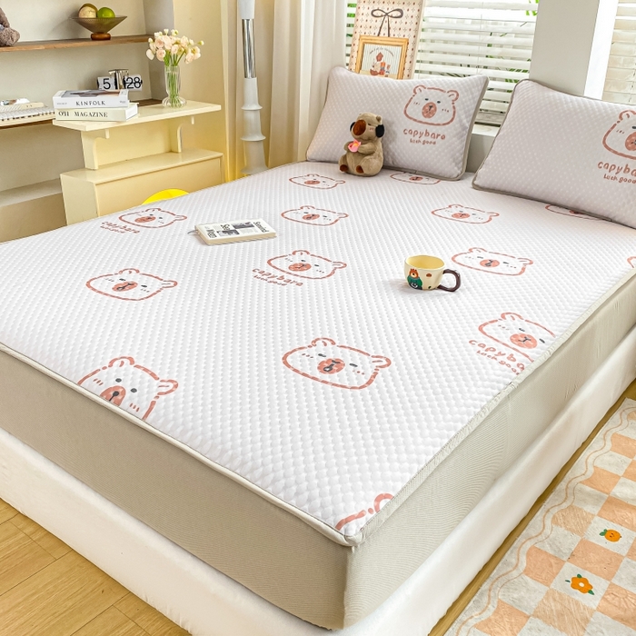 91家纺网 家纺一手货源 找家纺 慕梵家居 2025新款冰豆豆数码印花圆网凉席款凉席席子三件套 小棕熊