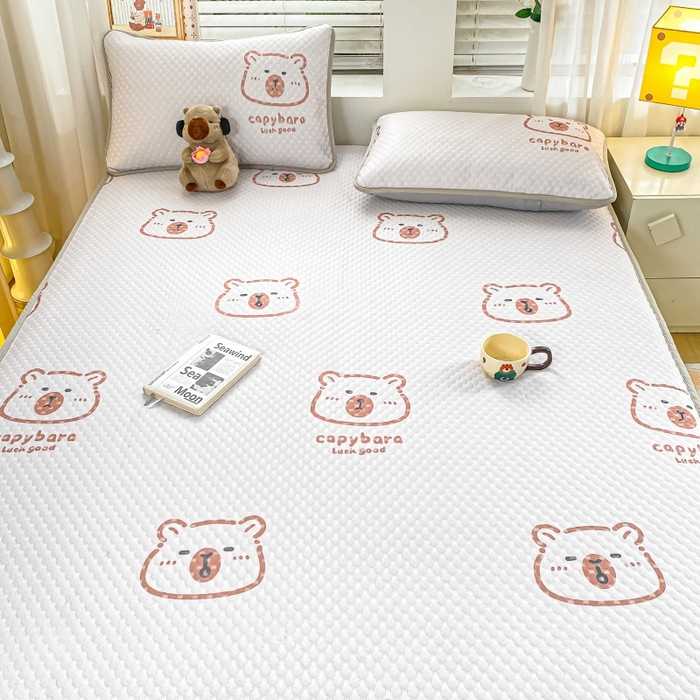 91家纺网 家纺一手货源 找家纺 慕梵家居 2025新款冰豆豆数码印花圆网凉席款凉席席子三件套 小棕熊