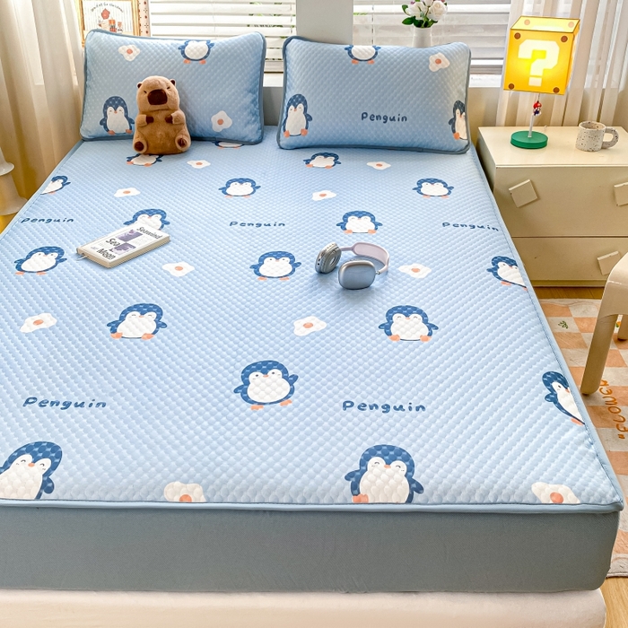 91家纺网 家纺一手货源 找家纺 慕梵家居 2025新款冰豆豆数码印花圆网凉席款凉席席子三件套 小企鹅