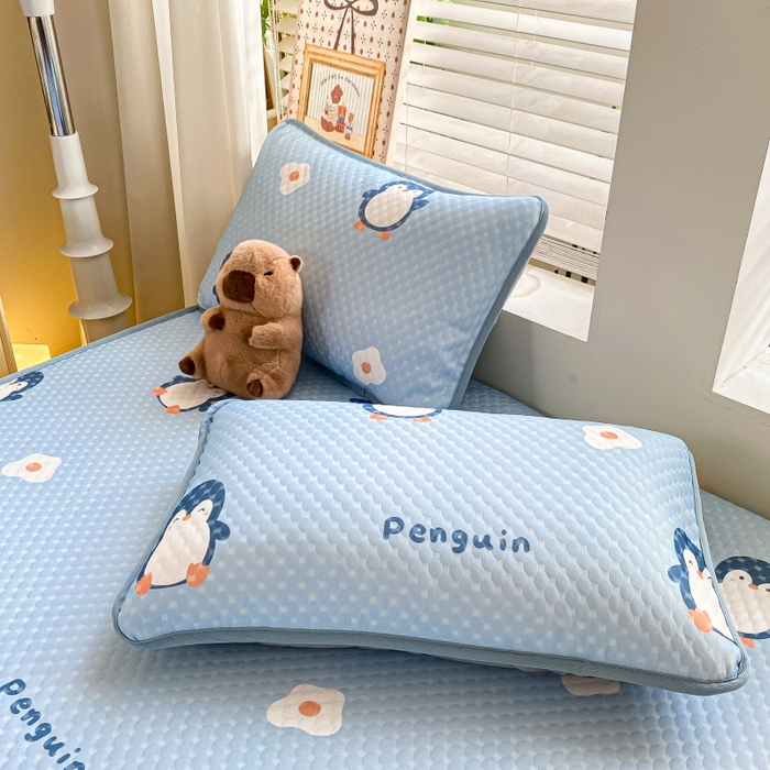 91家纺网 家纺一手货源 找家纺 慕梵家居 2025新款冰豆豆数码印花圆网凉席款凉席席子三件套 小企鹅