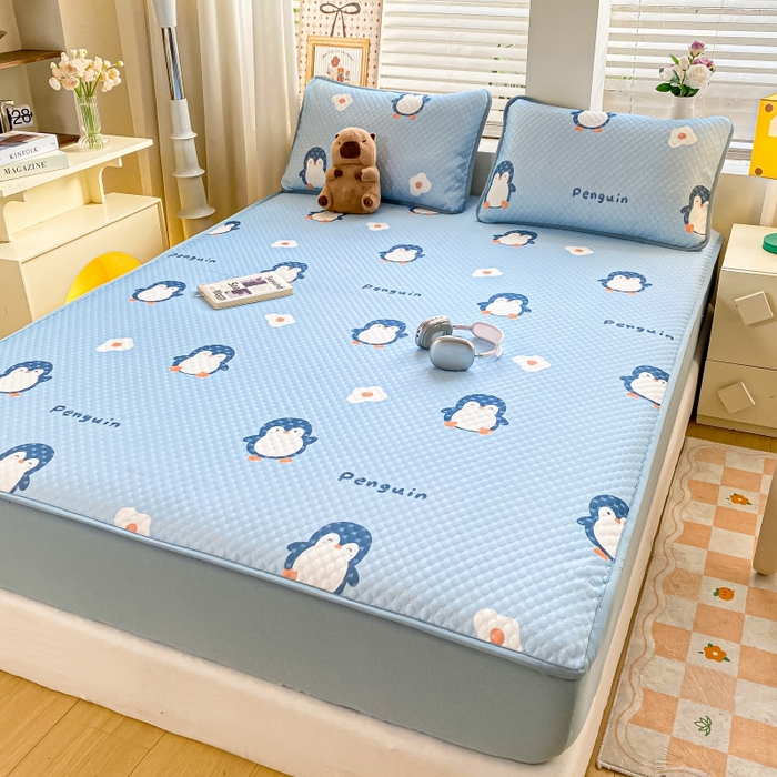 91家纺网 家纺一手货源 找家纺 慕梵家居 2025新款冰豆豆数码印花圆网凉席款凉席席子三件套 小企鹅