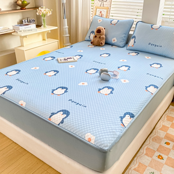 91家纺网 家纺一手货源 找家纺 慕梵家居 2025新款冰豆豆数码印花圆网凉席款凉席席子三件套 小企鹅