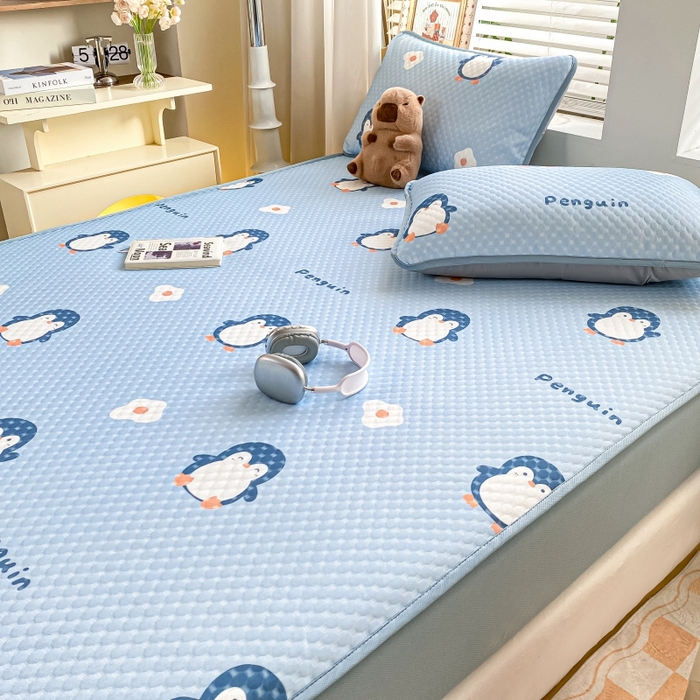 91家纺网 家纺一手货源 找家纺 慕梵家居 2025新款冰豆豆数码印花圆网凉席款凉席席子三件套 小企鹅