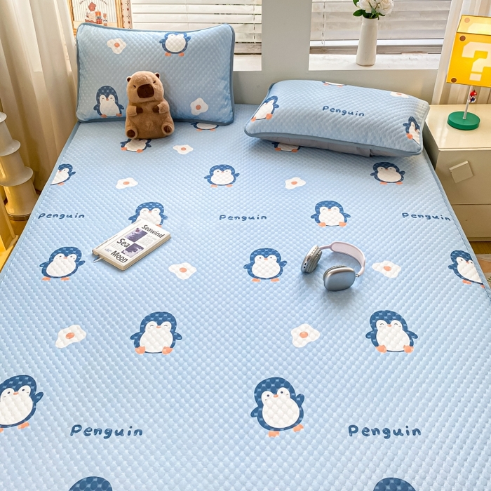 91家纺网 家纺一手货源 找家纺 慕梵家居 2025新款冰豆豆数码印花圆网凉席款凉席席子三件套 小企鹅