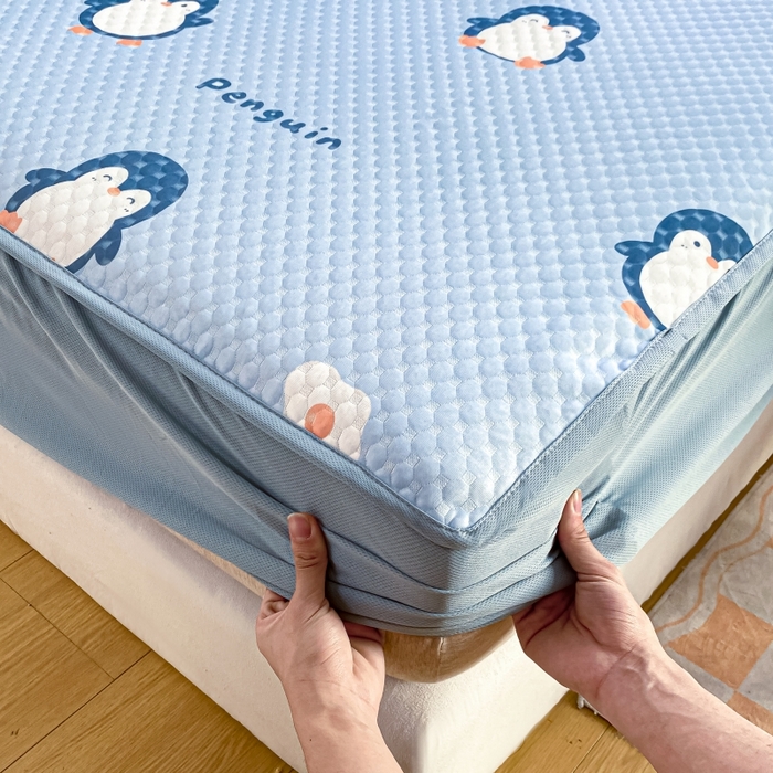 91家纺网 家纺一手货源 找家纺 慕梵家居 2025新款冰豆豆数码印花圆网凉席款凉席席子三件套 小企鹅