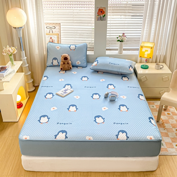 91家纺网 家纺一手货源 找家纺 慕梵家居 2025新款冰豆豆数码印花圆网凉席款凉席席子三件套 小企鹅