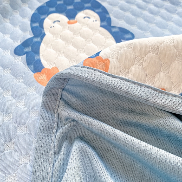 91家纺网 家纺一手货源 找家纺 慕梵家居 2025新款冰豆豆数码印花圆网凉席款凉席席子三件套 小企鹅