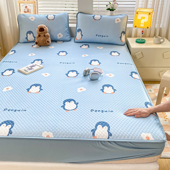 91家纺网 家纺一手货源 找家纺 慕梵家居 2025新款冰豆豆数码印花圆网凉席款凉席席子三件套 小企鹅