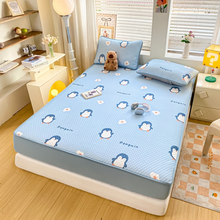 91家纺网 家纺一手货源 找家纺 慕梵家居 2025新款冰豆豆数码印花圆网凉席款凉席席子三件套 小企鹅