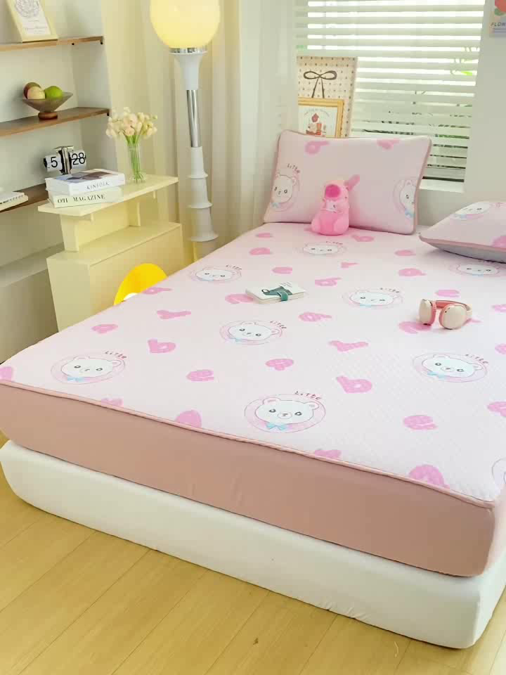 91家纺网 家纺一手货源 找家纺 慕梵家居 2025新款冰豆豆数码印花圆网凉席款凉席席子三件套 字母熊