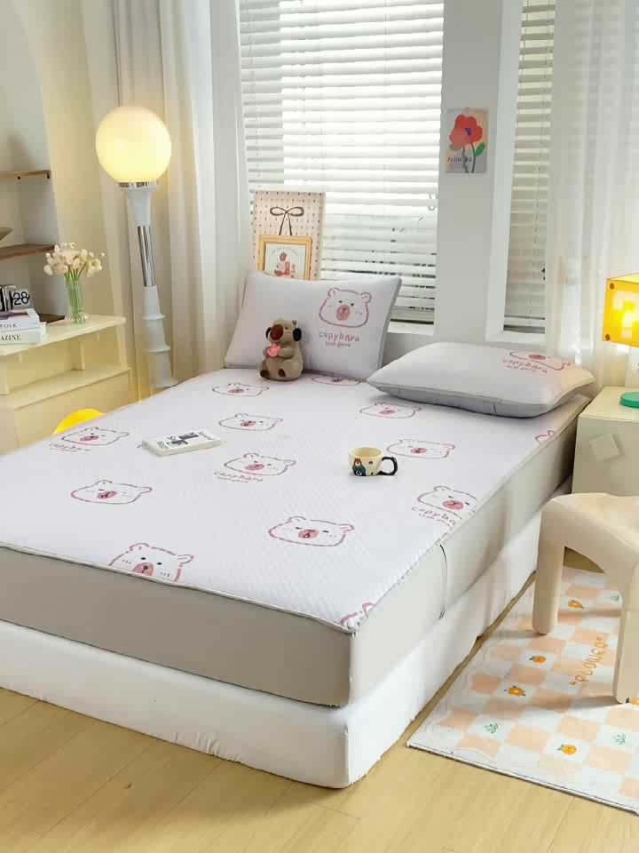 91家纺网 家纺一手货源 找家纺 慕梵家居 2025新款冰豆豆数码印花圆网凉席款凉席席子三件套 小棕熊