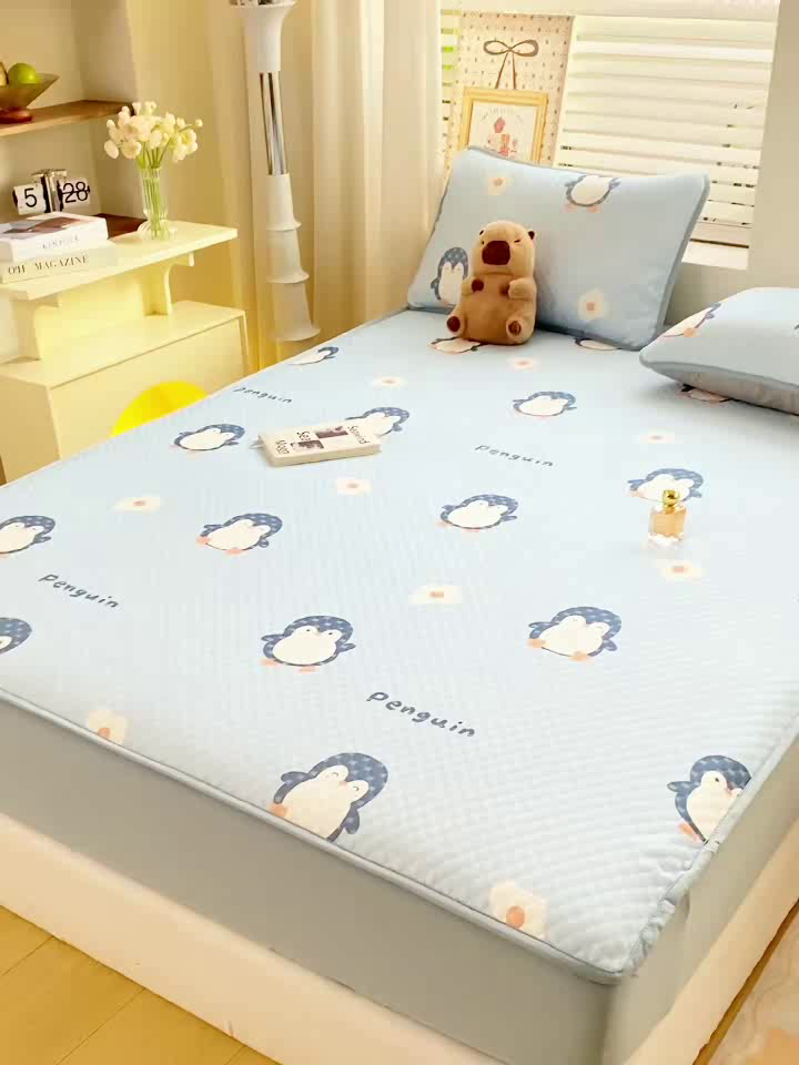 91家纺网 家纺一手货源 找家纺 慕梵家居 2025新款冰豆豆数码印花圆网凉席款凉席席子三件套 小企鹅