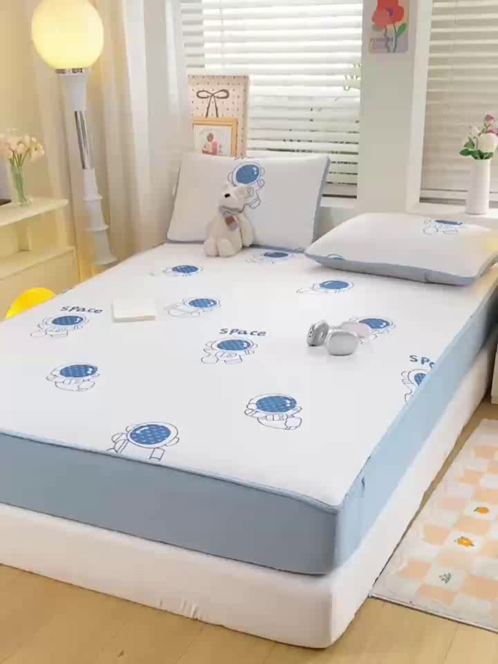 91家纺网 家纺一手货源 找家纺 慕梵家居 2025新款冰豆豆数码印花圆网凉席款凉席席子三件套 醉入星河