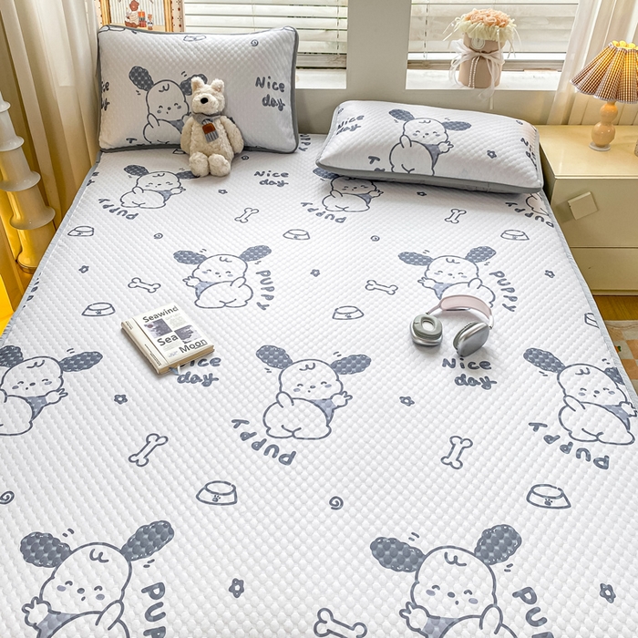 91家纺网 家纺一手货源 找家纺 慕梵家居 2025新款冰豆豆数码印花圆网凉席款凉席席子三件套 帕帕狗