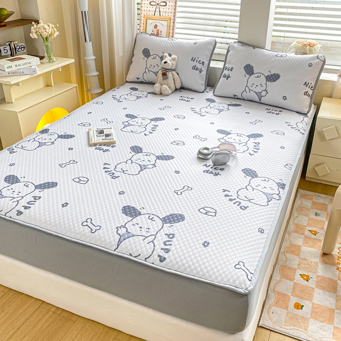 91家纺网 家纺一手货源 找家纺 慕梵家居 2025新款冰豆豆数码印花圆网凉席款凉席席子三件套 帕帕狗