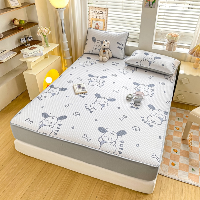 91家纺网 家纺一手货源 找家纺 慕梵家居 2025新款冰豆豆数码印花圆网凉席款凉席席子三件套 帕帕狗