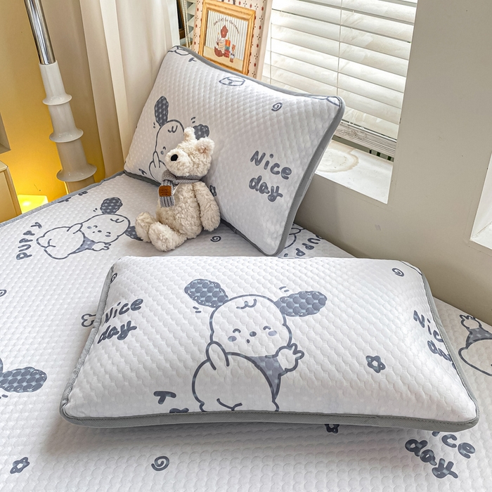 91家纺网 家纺一手货源 找家纺 慕梵家居 2025新款冰豆豆数码印花圆网凉席款凉席席子三件套 帕帕狗