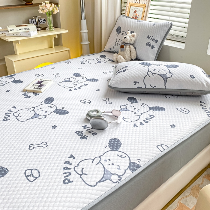 91家纺网 家纺一手货源 找家纺 慕梵家居 2025新款冰豆豆数码印花圆网凉席款凉席席子三件套 帕帕狗