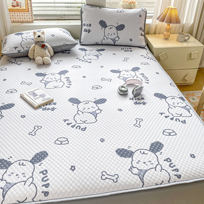 91家纺网 家纺一手货源 找家纺 慕梵家居 2025新款冰豆豆数码印花圆网凉席款凉席席子三件套 帕帕狗