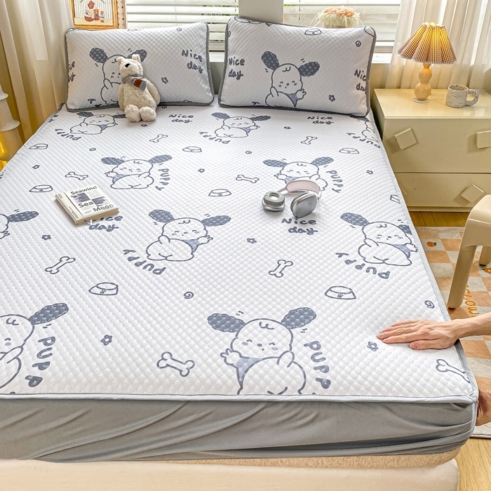 91家纺网 家纺一手货源 找家纺 慕梵家居 2025新款冰豆豆数码印花圆网凉席款凉席席子三件套 帕帕狗