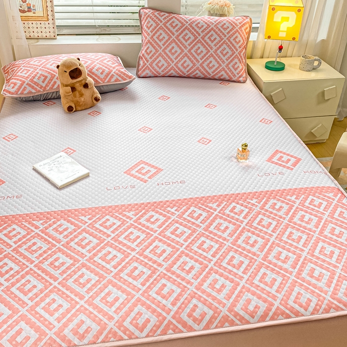 91家纺网 家纺一手货源 找家纺 慕梵家居 2025新款冰豆豆数码印花圆网凉席款凉席席子三件套 回字格