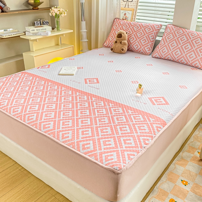 91家纺网 家纺一手货源 找家纺 慕梵家居 2025新款冰豆豆数码印花圆网凉席款凉席席子三件套 回字格