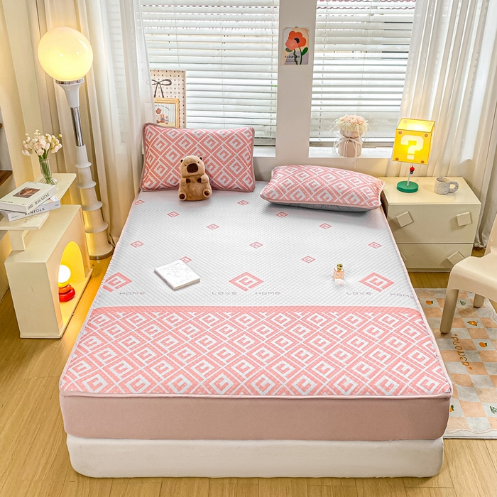 91家纺网 家纺一手货源 找家纺 慕梵家居 2025新款冰豆豆数码印花圆网凉席款凉席席子三件套 回字格