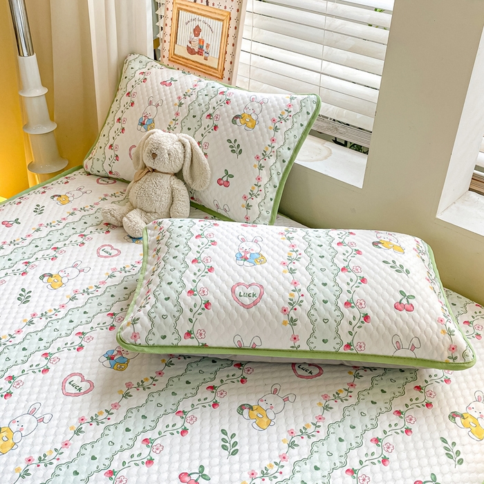 91家纺网 家纺一手货源 找家纺 慕梵家居 2025新款冰豆豆数码印花圆网凉席款凉席席子三件套 花园兔