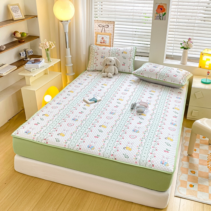 91家纺网 家纺一手货源 找家纺 慕梵家居 2025新款冰豆豆数码印花圆网凉席款凉席席子三件套 花园兔