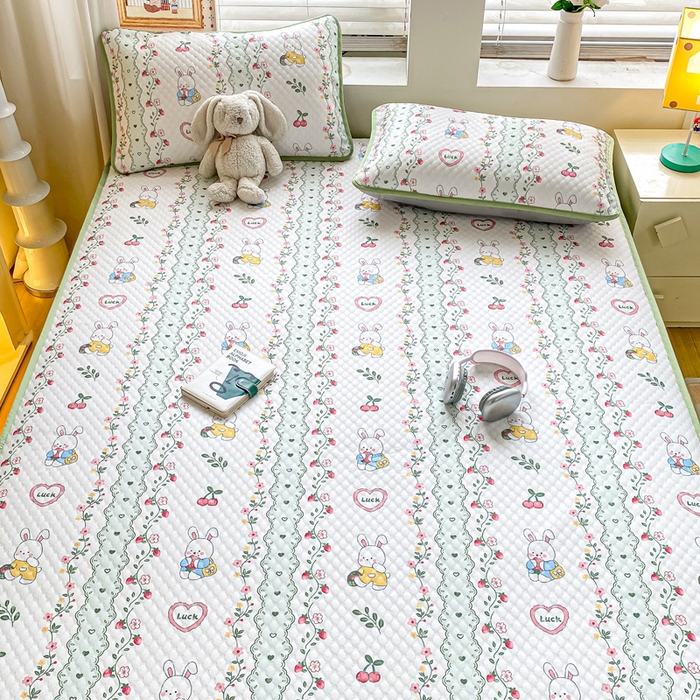 91家纺网 家纺一手货源 找家纺 慕梵家居 2025新款冰豆豆数码印花圆网凉席款凉席席子三件套 花园兔