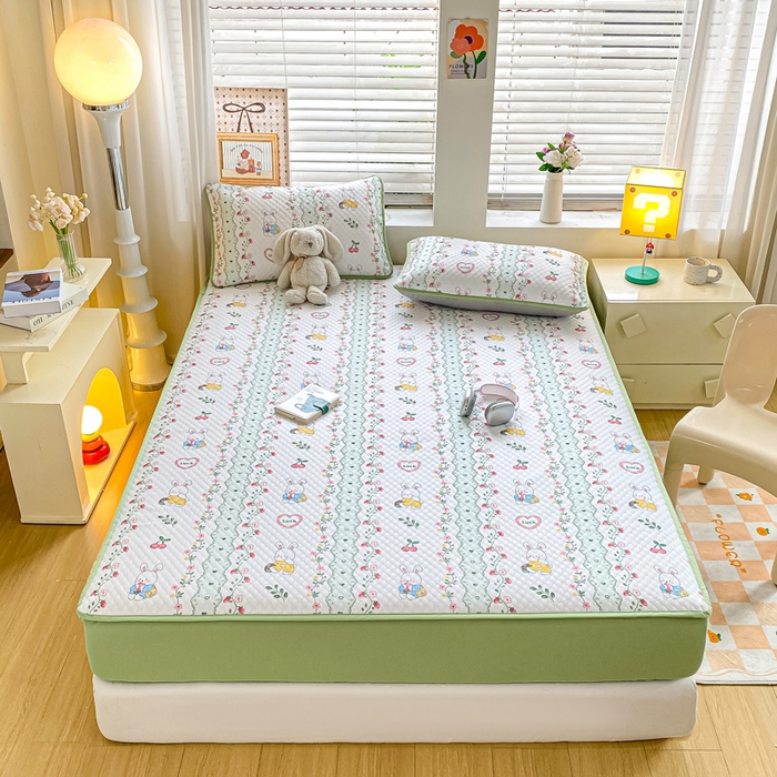 91家纺网 家纺一手货源 找家纺 慕梵家居 2025新款冰豆豆数码印花圆网凉席款凉席席子三件套 花园兔