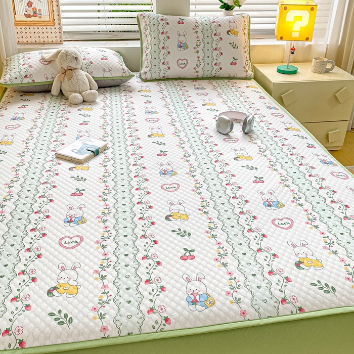 91家纺网 家纺一手货源 找家纺 慕梵家居 2025新款冰豆豆数码印花圆网凉席款凉席席子三件套 花园兔