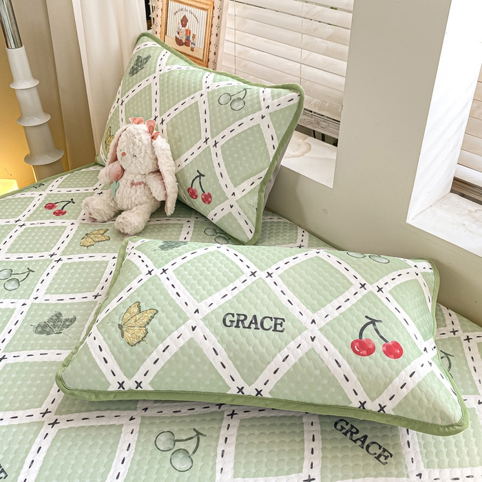 91家纺网 家纺一手货源 找家纺 慕梵家居 2025新款冰豆豆数码印花圆网凉席款凉席席子三件套 蝴蝶樱桃