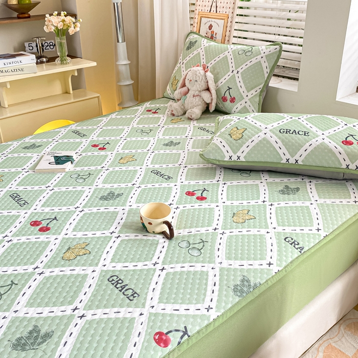 91家纺网 家纺一手货源 找家纺 慕梵家居 2025新款冰豆豆数码印花圆网凉席款凉席席子三件套 蝴蝶樱桃