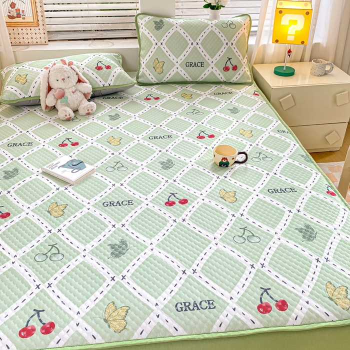 91家纺网 家纺一手货源 找家纺 慕梵家居 2025新款冰豆豆数码印花圆网凉席款凉席席子三件套 蝴蝶樱桃