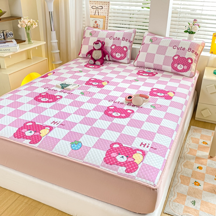 91家纺网 家纺一手货源 找家纺 慕梵家居 2025新款冰豆豆数码印花圆网凉席款凉席席子三件套 可爱熊-粉