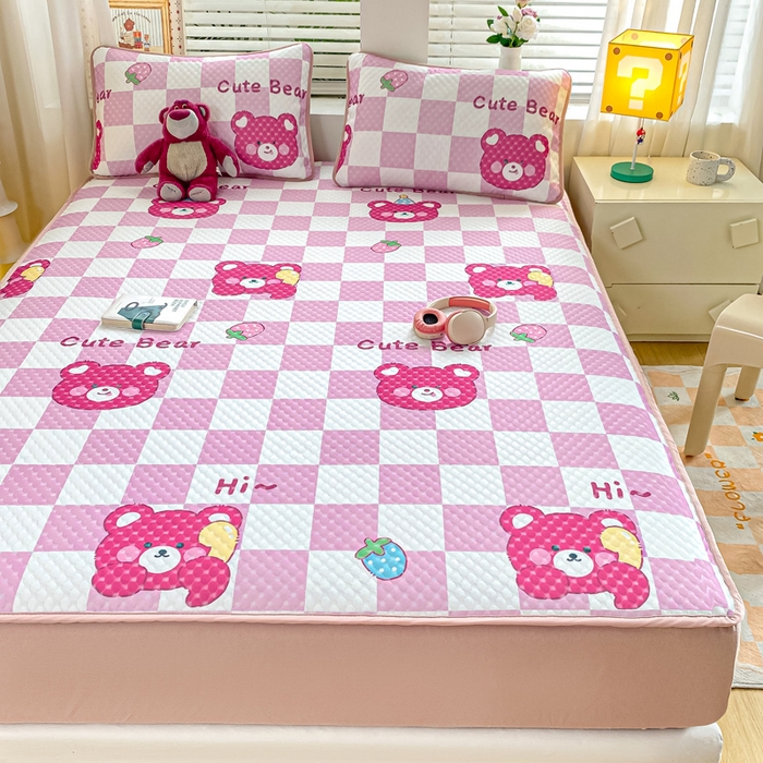 91家纺网 家纺一手货源 找家纺 慕梵家居 2025新款冰豆豆数码印花圆网凉席款凉席席子三件套 可爱熊-粉