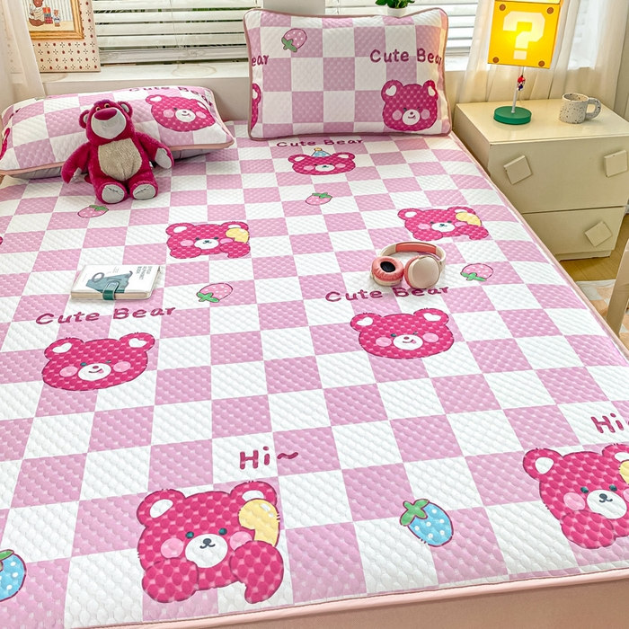 91家纺网 家纺一手货源 找家纺 慕梵家居 2025新款冰豆豆数码印花圆网凉席款凉席席子三件套 可爱熊-粉