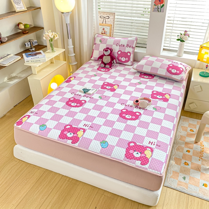 91家纺网 家纺一手货源 找家纺 慕梵家居 2025新款冰豆豆数码印花圆网凉席款凉席席子三件套 可爱熊-粉