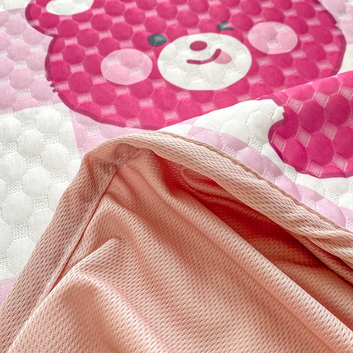 91家纺网 家纺一手货源 找家纺 慕梵家居 2025新款冰豆豆数码印花圆网凉席款凉席席子三件套 可爱熊-粉